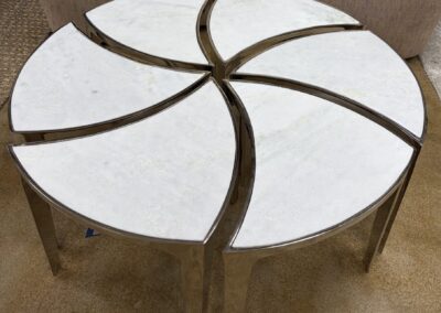 Circular Table in white marble and chrome image